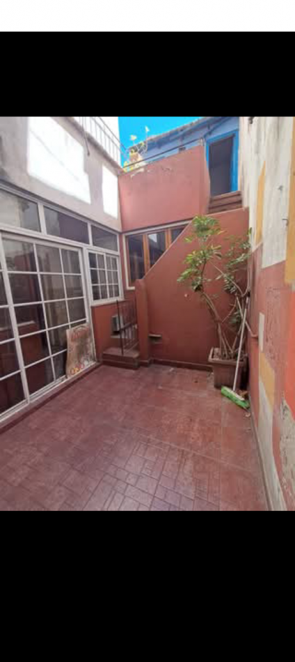 Casa 5 ambientes mas local con entrada independiente 