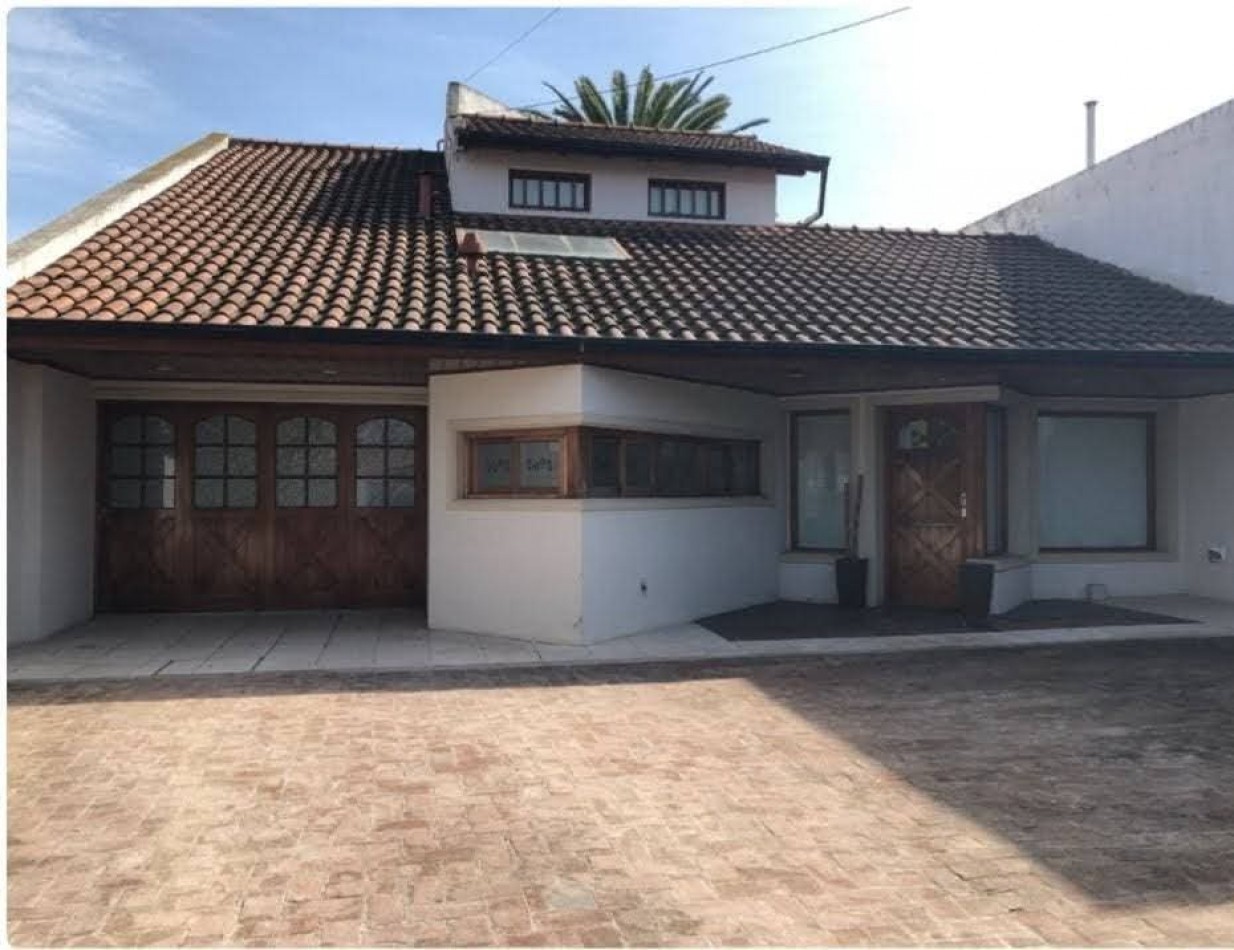 IMPRESIONANTE  CHALET EN PARQUE LURO