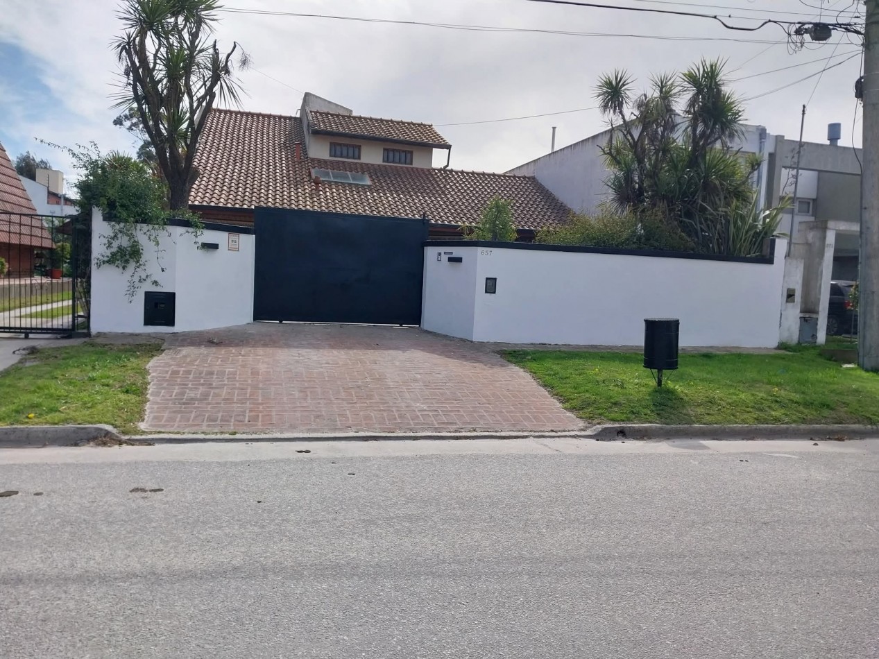 IMPRESIONANTE  CHALET EN PARQUE LURO