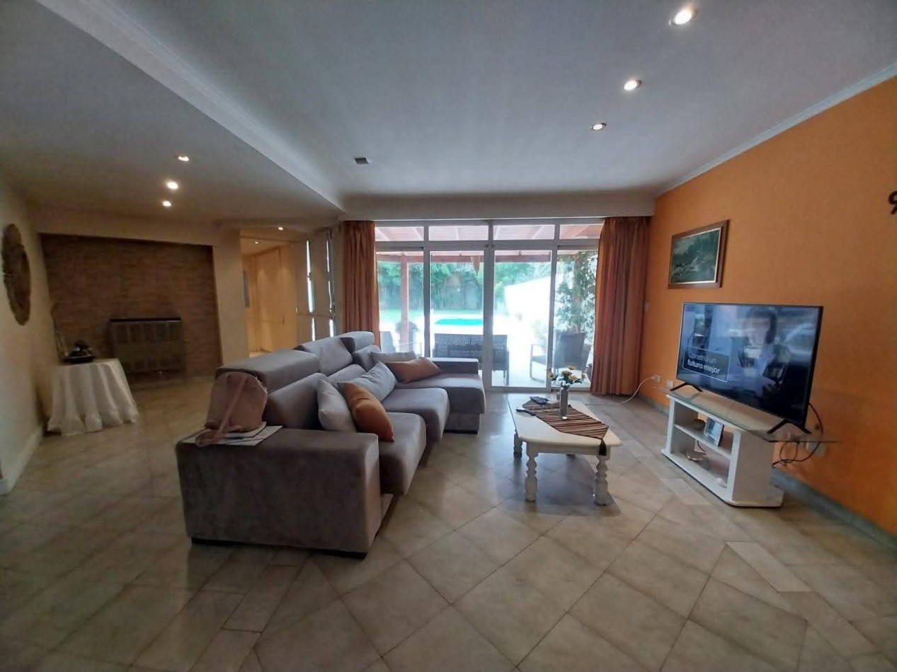 IMPRESIONANTE  CHALET EN PARQUE LURO
