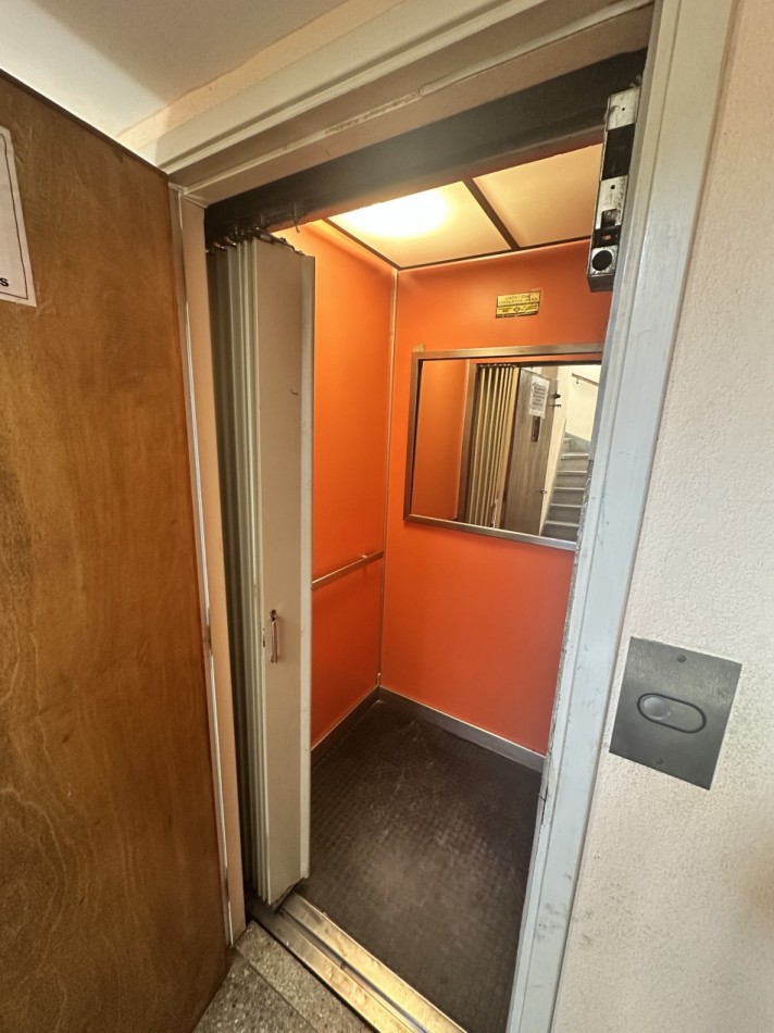 Departamento 2 ambientes con balcon y cochera zona Aldrey