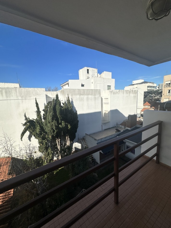Departamento 2 ambientes con balcon y cochera zona Aldrey