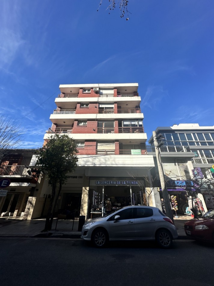 Departamento 2 ambientes con balcon y cochera zona Aldrey