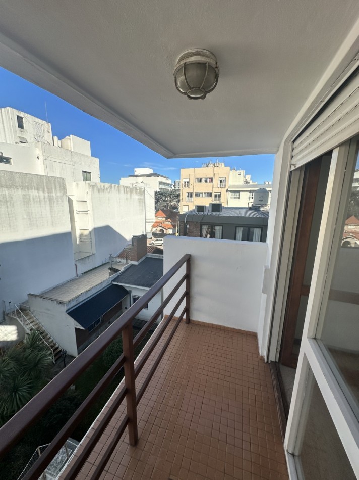 Departamento 2 ambientes con balcon y cochera zona Aldrey