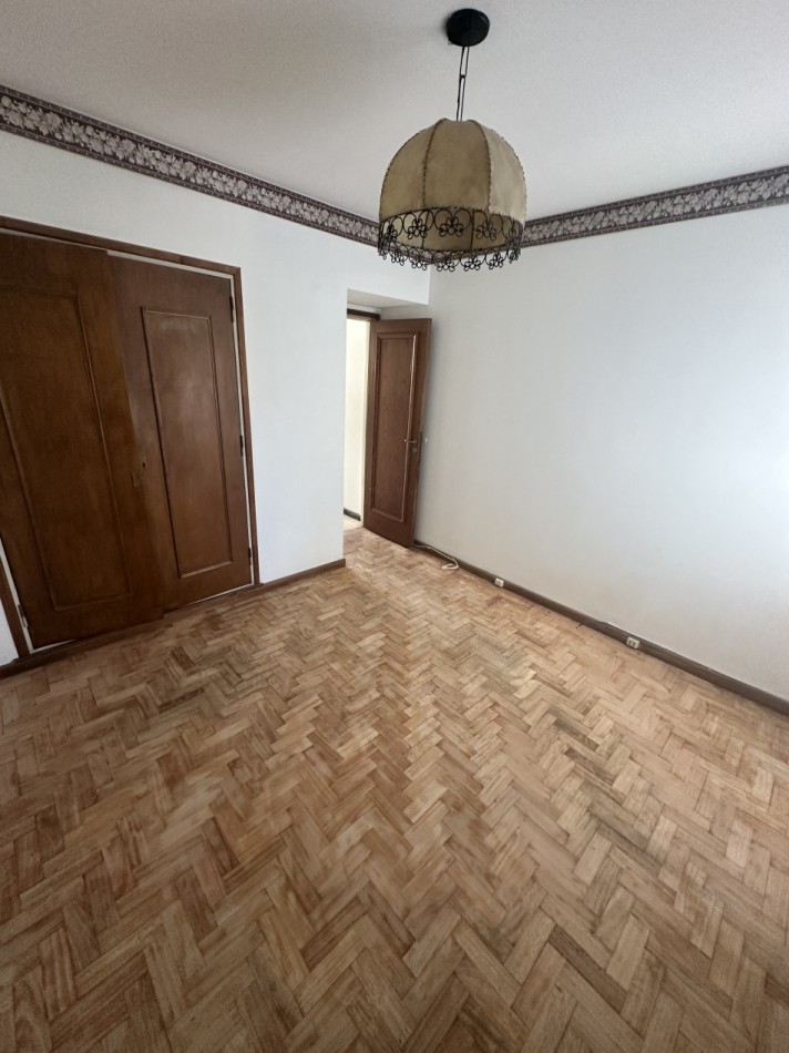 Departamento 2 ambientes con balcon y cochera zona Aldrey
