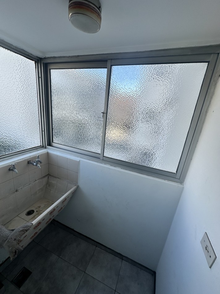 Departamento 2 ambientes con balcon y cochera zona Aldrey