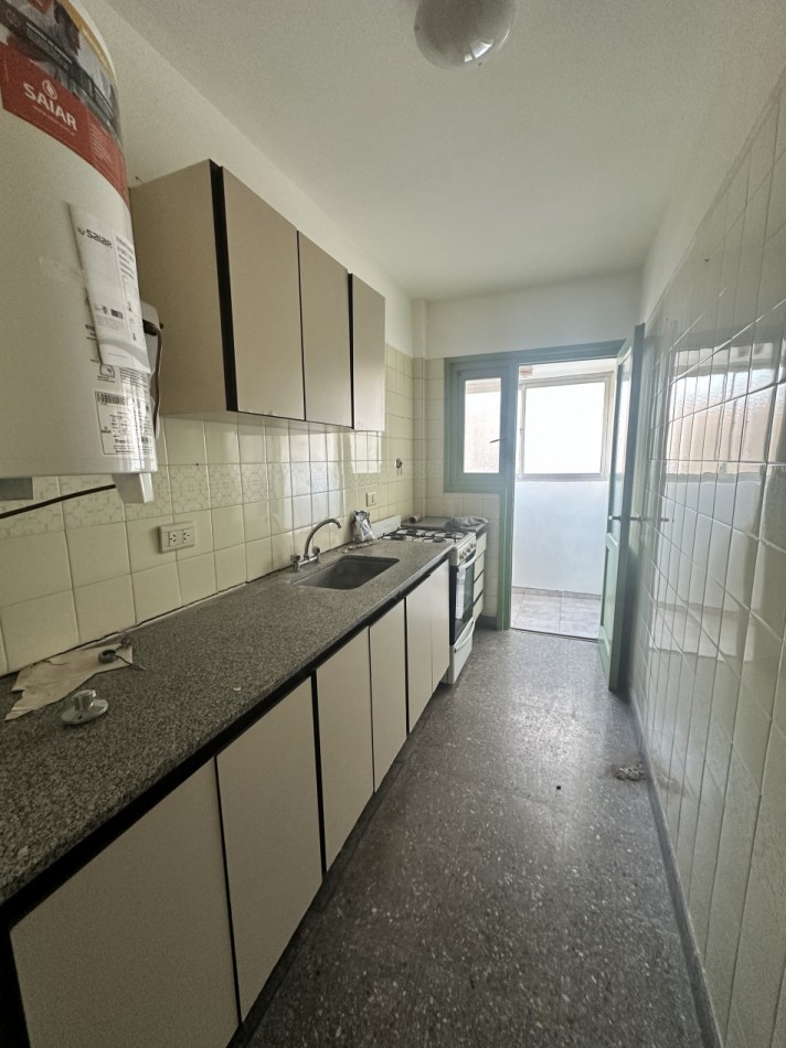 Departamento 2 ambientes con balcon y cochera zona Aldrey