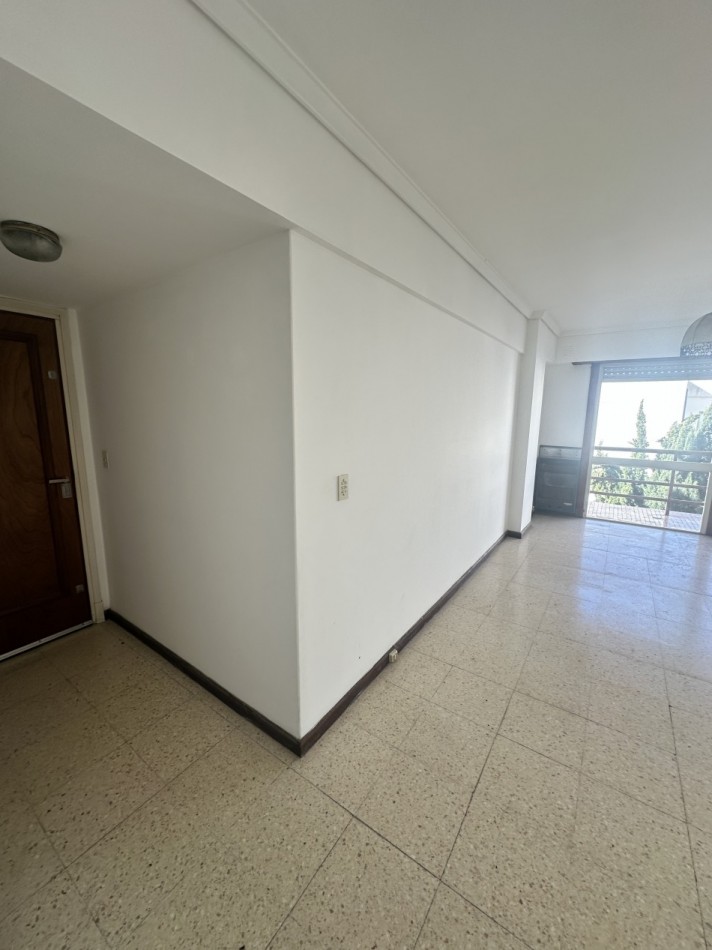 Departamento 2 ambientes con balcon y cochera zona Aldrey