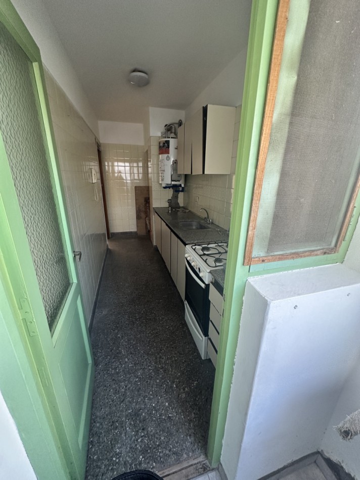 Departamento 2 ambientes con balcon y cochera zona Aldrey