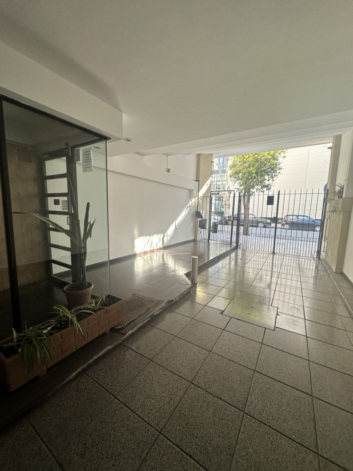 Departamento 2 ambientes con balcon y cochera zona Aldrey