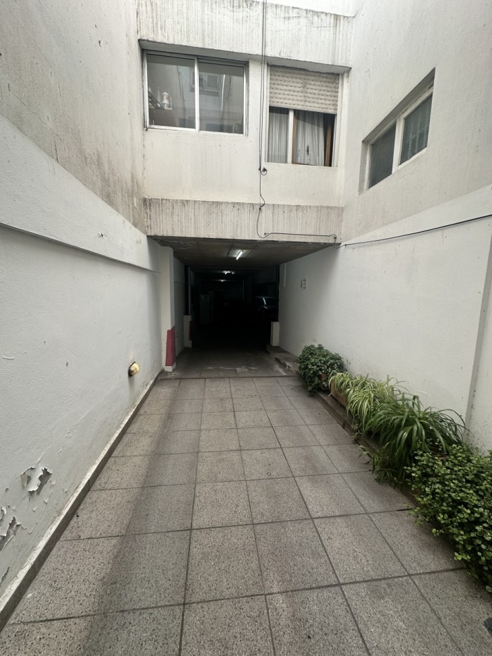 Departamento 2 ambientes con balcon y cochera zona Aldrey