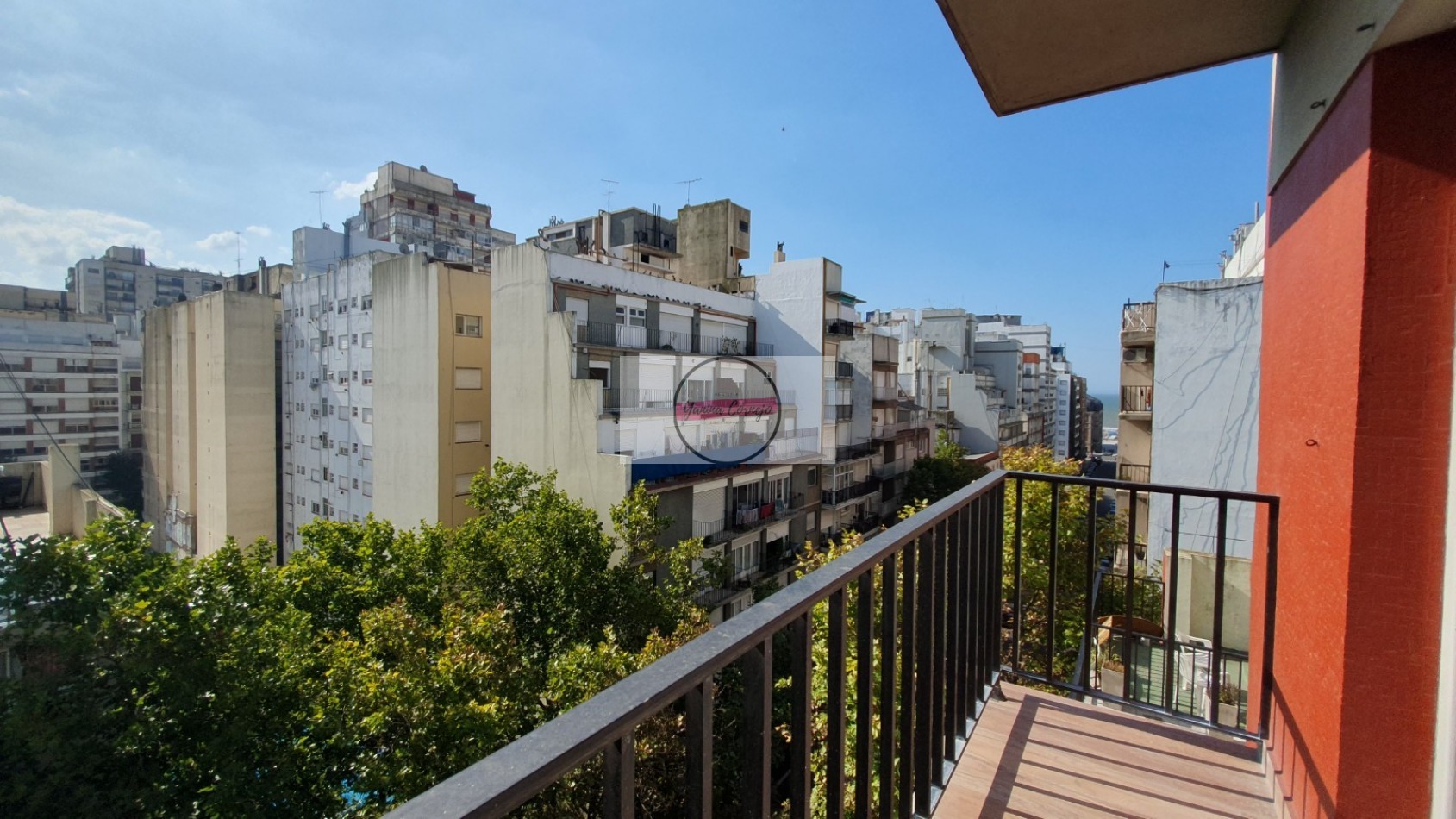 Departamento de 4 ambientes con dependencia y espacio de cochera en el edificio.