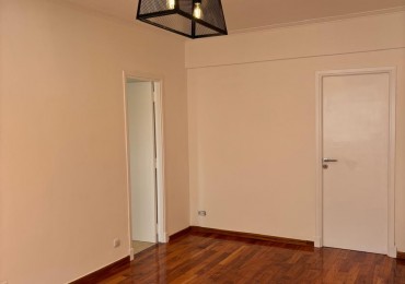 Departamento 2 ambientes con balcon frances,  frente a plaza San Martin.