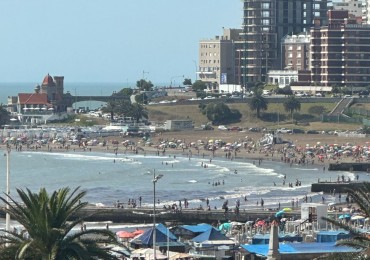Tres ambientes con balcon frances. Vista al Mar.