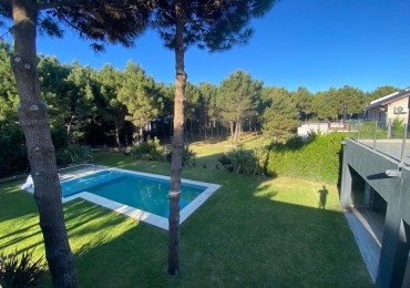 Casa en venta. Cinco Ambientes, en Barrio Residencial 1 de Costa Esmeralda. Costa Atlantica.