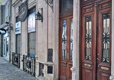 Casa 5 ambientes mas local con entrada independiente 
