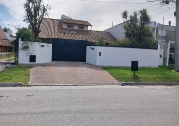 IMPRESIONANTE  CHALET EN PARQUE LURO