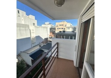 Departamento 2 ambientes con balcon y cochera zona Aldrey