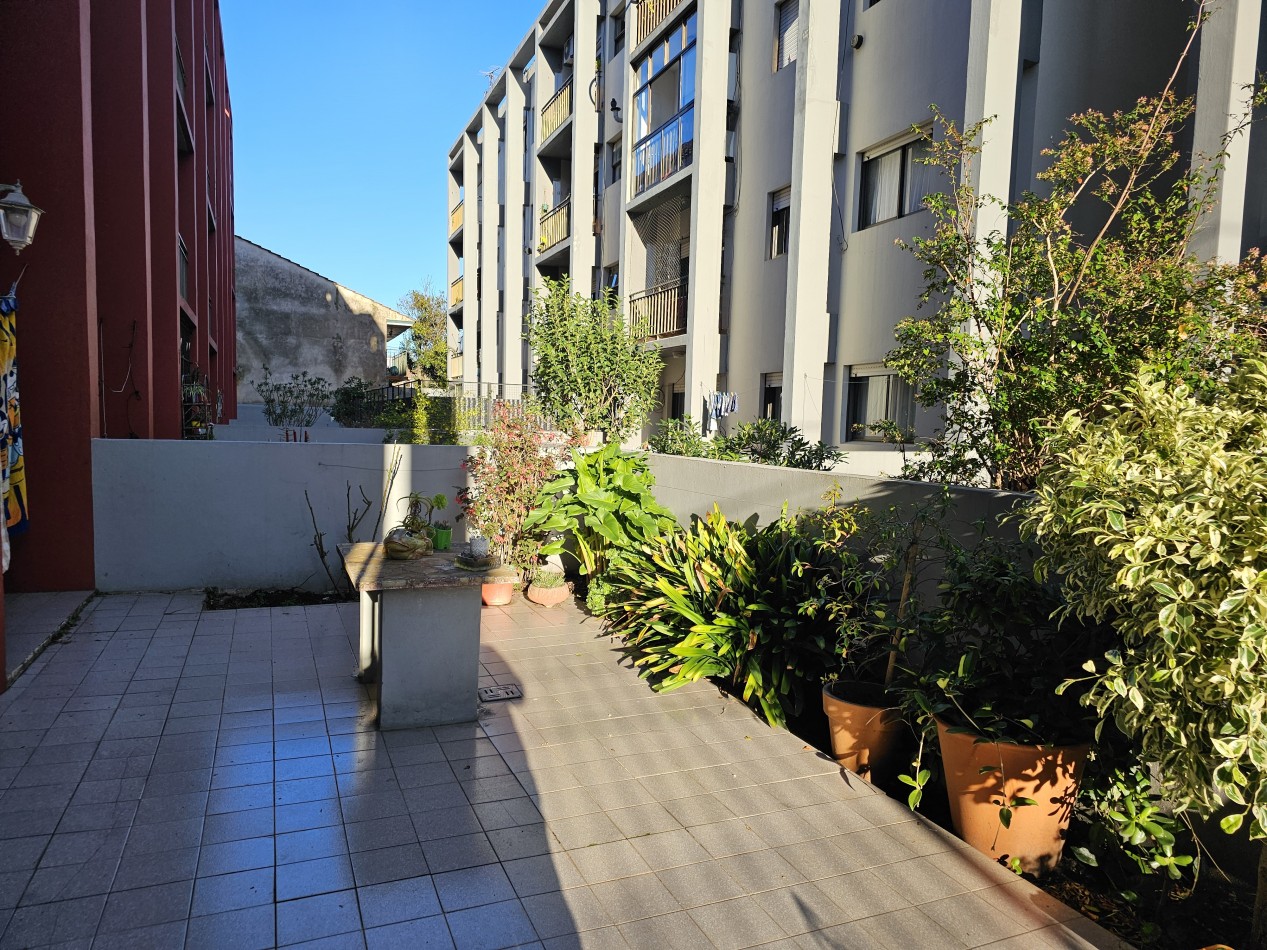 DEPARTAMENTO 4 AMBIENTES AL FRENTE CON PATIO APTO CREDITO